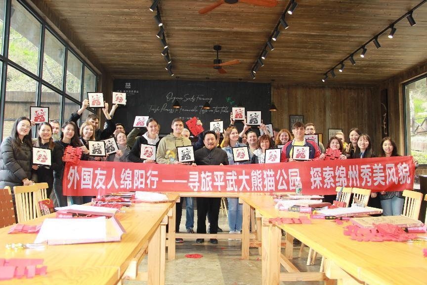 外教春游丨寻旅大熊猫国家公园 体验中国“非遗”文化